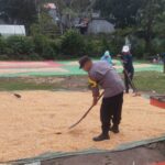BHABINKAMTIBMAS POLSEK KEMPO PANTAU HASIL PANEN JAGUNG WARGA DUKUNG KETAHANAN PANGAN NASIONAL