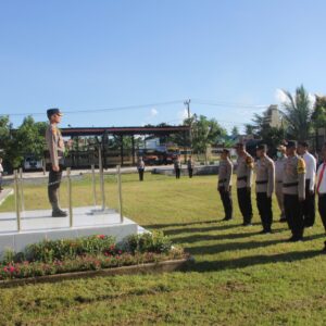 PEMBERIAN PENGHARGAAN KEPADA PERSONIL BERPRESTASI SAAT UPACARA HARI KEBANGKITAN NASIONAL OLEH KAPOLRES LOMBOK UTARA
