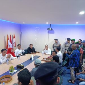 AKSI UNJUK RASA KOALISI NASABAH MELAWAN (KANIBAL) DI BRI CABANG DOMPU BERLANGSUNG AMAN DAN KONDUSIF