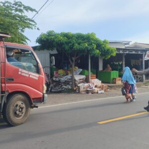 Polsek Gangga Laksanakan Rawan Pagi di Depan Pasar Gondang untuk Wujudkan Keamanan dan Kelancaran Arus Lalu Lintas