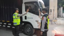 Personel Polsek Kawasan Pelabuhan Laut Tano Intensifkan Pemeriksaan Kendaraan dan Penumpang di Pelabuhan Poto Tano