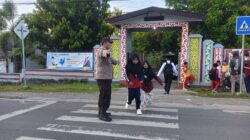 Polsek Sekongkang Hadir di Tengah Aktivitas Pagi Pelajar, Ciptakan Lalu Lintas Aman dan Kondusif