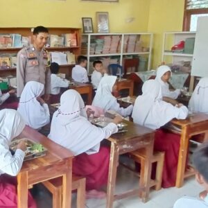 Polsek Sape Pantau Kegiatan Makan Bergizi Gratis di SDN Inpres 01 Naru