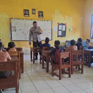 BKTM Polsek Tambora Isi Kekosongan Guru Pelajaran Agama Hindu di SDN 02 Desa Labuhan Kananga Pihak Sekolah: Terimakasih Polisi