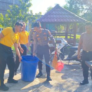 Ciptakan Lingkungan Kerja Nyaman, Personel Polres Bima Kota Gotong Royong Bersih Mako