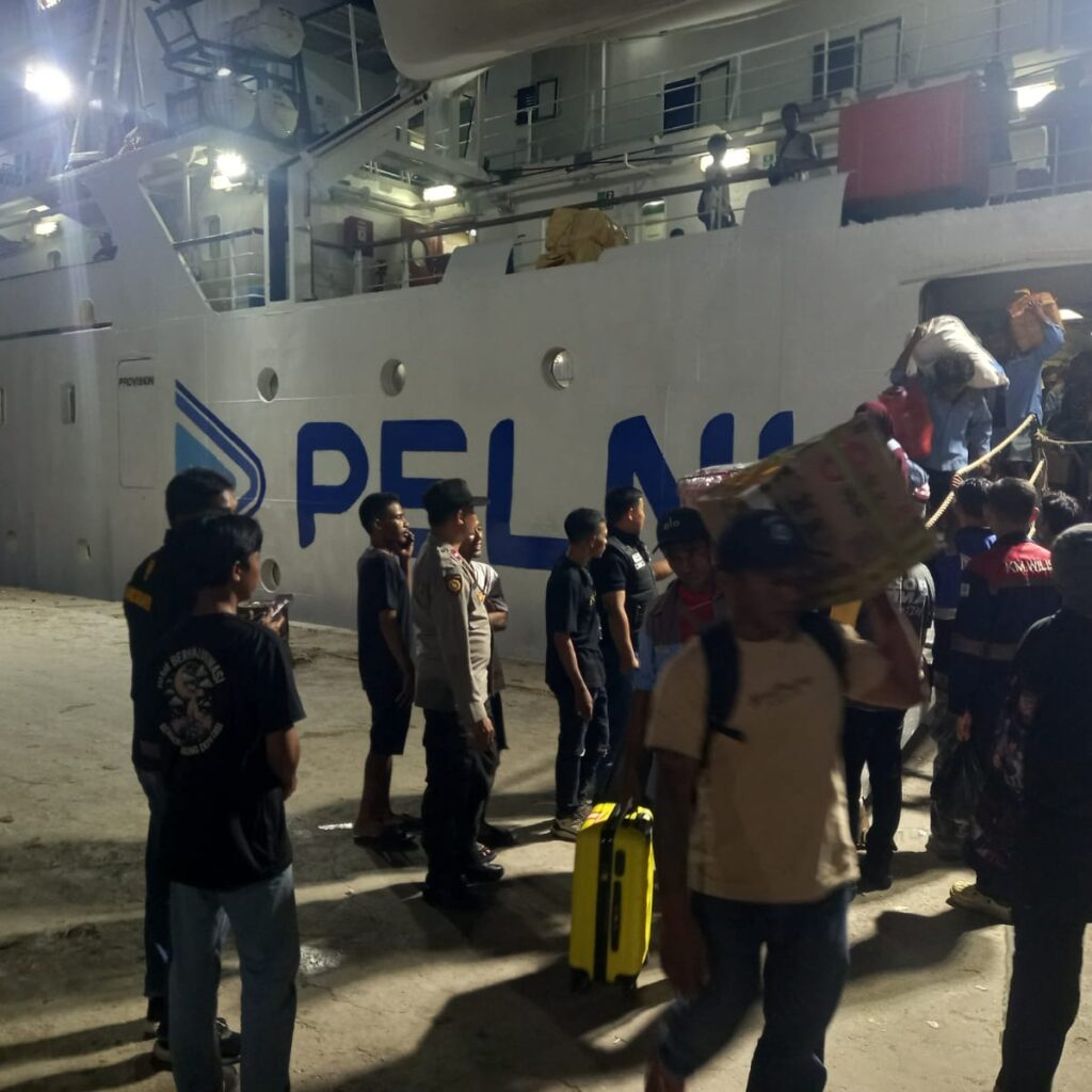 Polsek Kawasan Pelabuhan Laut Bima Laksanakan Pengamanan KM Wilis Saat Embarkasi dan Debarkasi Penumpang