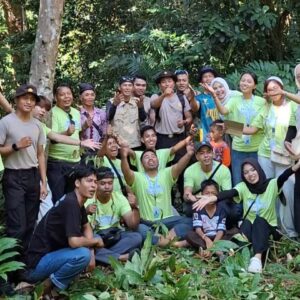 “Bukan Sekadar Menanam Pohon” — Kapolsek Bayan Bersama Relawan dan Masyarakat Adat Hijaukan Hutan Adat Pawang Tenun