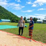 Bhabinkamtibmas Desa Adu Pantau Penjemuran Jagung Warga Dukung Ketahanan Pangan Nasional