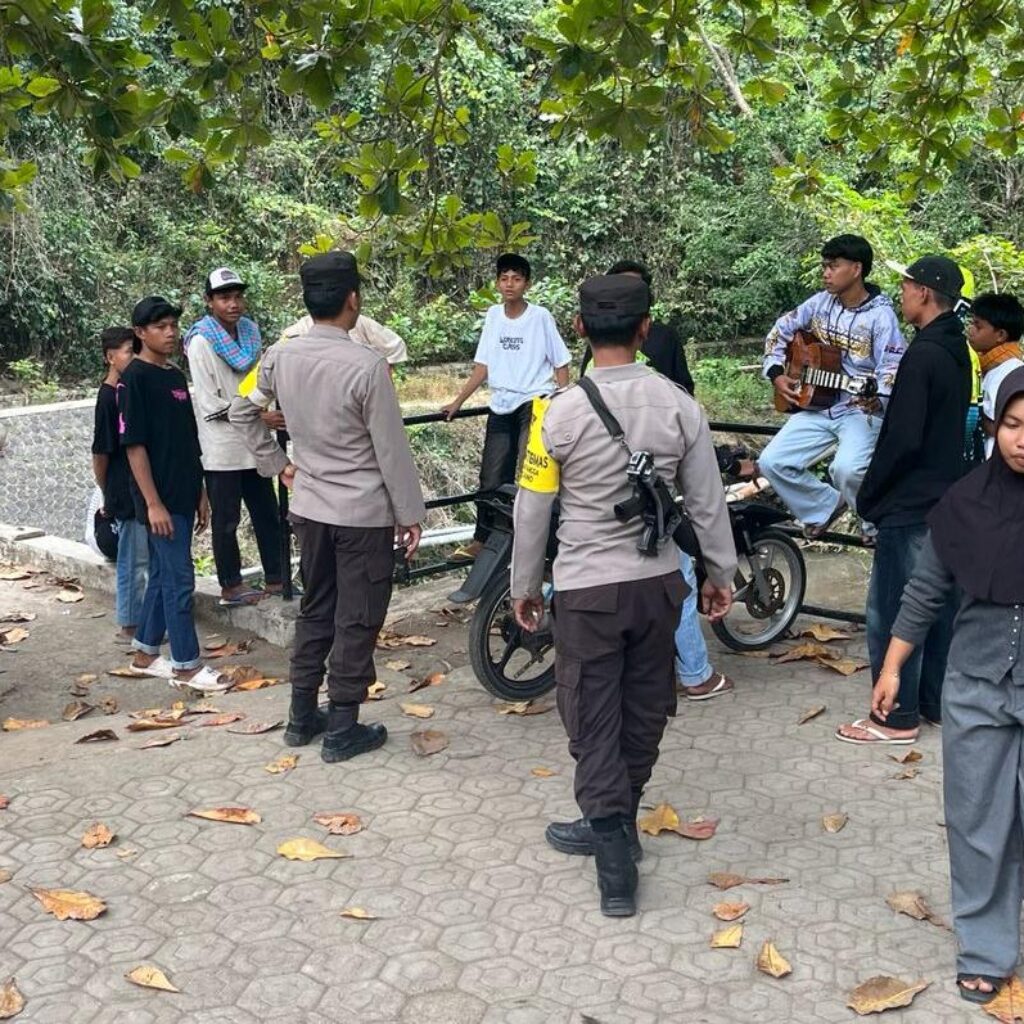 PAM Wisata, Polsek Madapangga Hadir Memberikan Rasa Nyaman Bagi Pengunjung Wisata Pemandian Madapangga