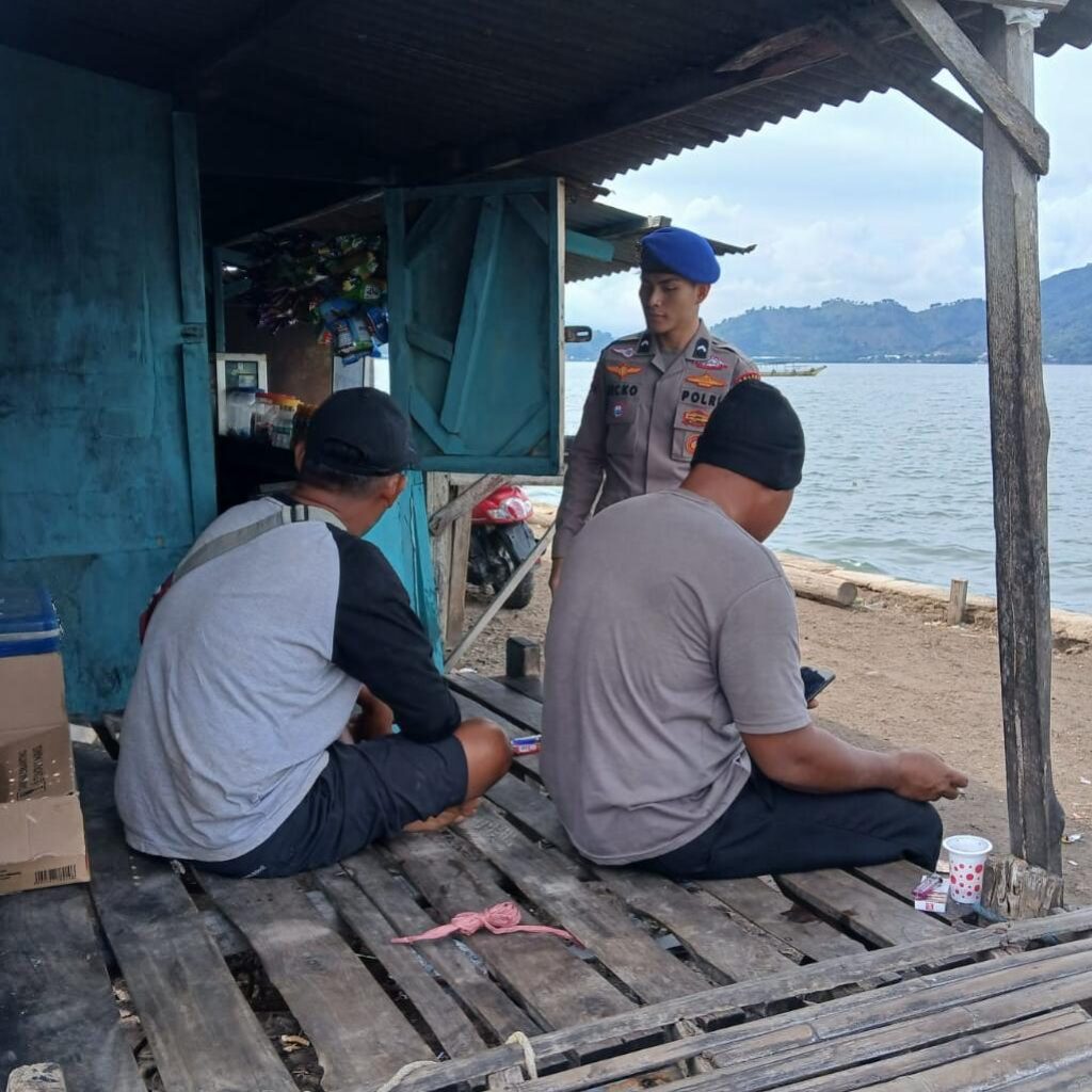 “Polisi Peduli” Anggota Satpolairud Polres Bima Kabupaten Bantu Aktivitas Masyarakat di Dermaga Bajo