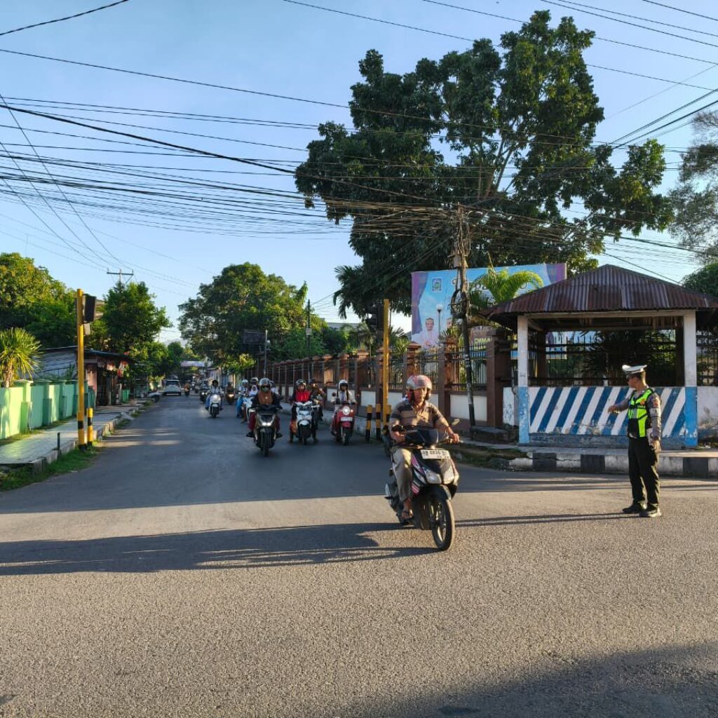 SAT LANTAS POLRES DOMPU GELAR RAWAN PAGI DAN STRONG POINT, WUJUDKAN KAMSELTIBCAR LANTAS DI WILAYAH HUKUM POLRES DOMPU