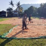 BHABINKAMTIBMAS DESA SAWE LAKUKAN PEMANTAUAN HASIL PANEN JAGUNG WARGA SIAP DISTRIBUSI