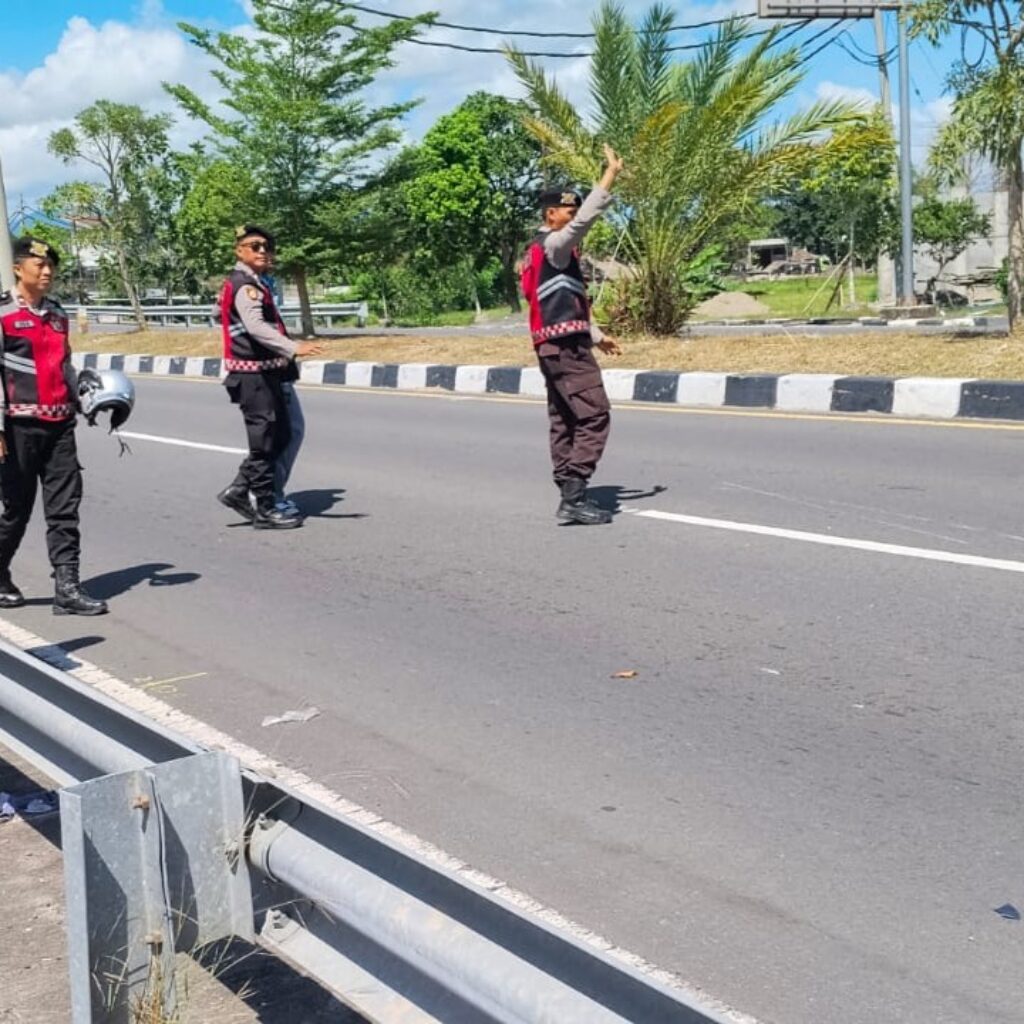 Gencarkan Patroli Preventif di Jalur BIL II, Polisi di Lombok Barat Sigap Evakuasi Pelajar Korban Kecelakaan