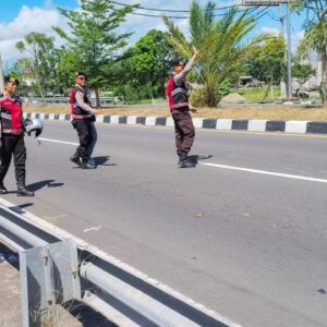Gencarkan Patroli Preventif di Jalur BIL II, Polisi di Lombok Barat Sigap Evakuasi Pelajar Korban Kecelakaan