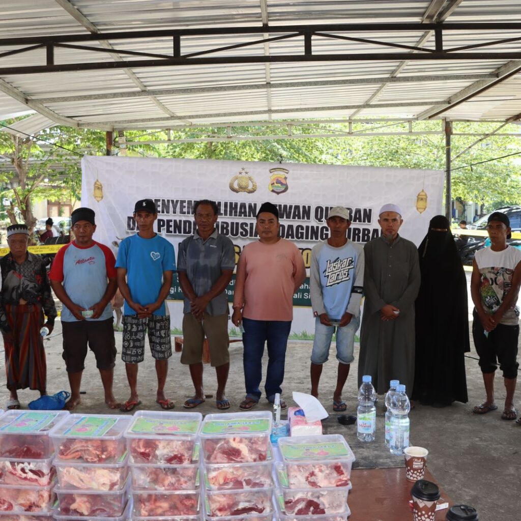 Polres Bima Kota Bagikan 1.100 Paket Daging Qurban untuk Masyarakat