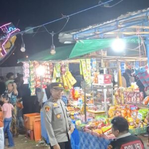 Kapolsek Bayan Pimpin Langsung Pengamanan Pasar Malam “Rona-Rona”, Wujud Nyata Polri Hadir Melayani