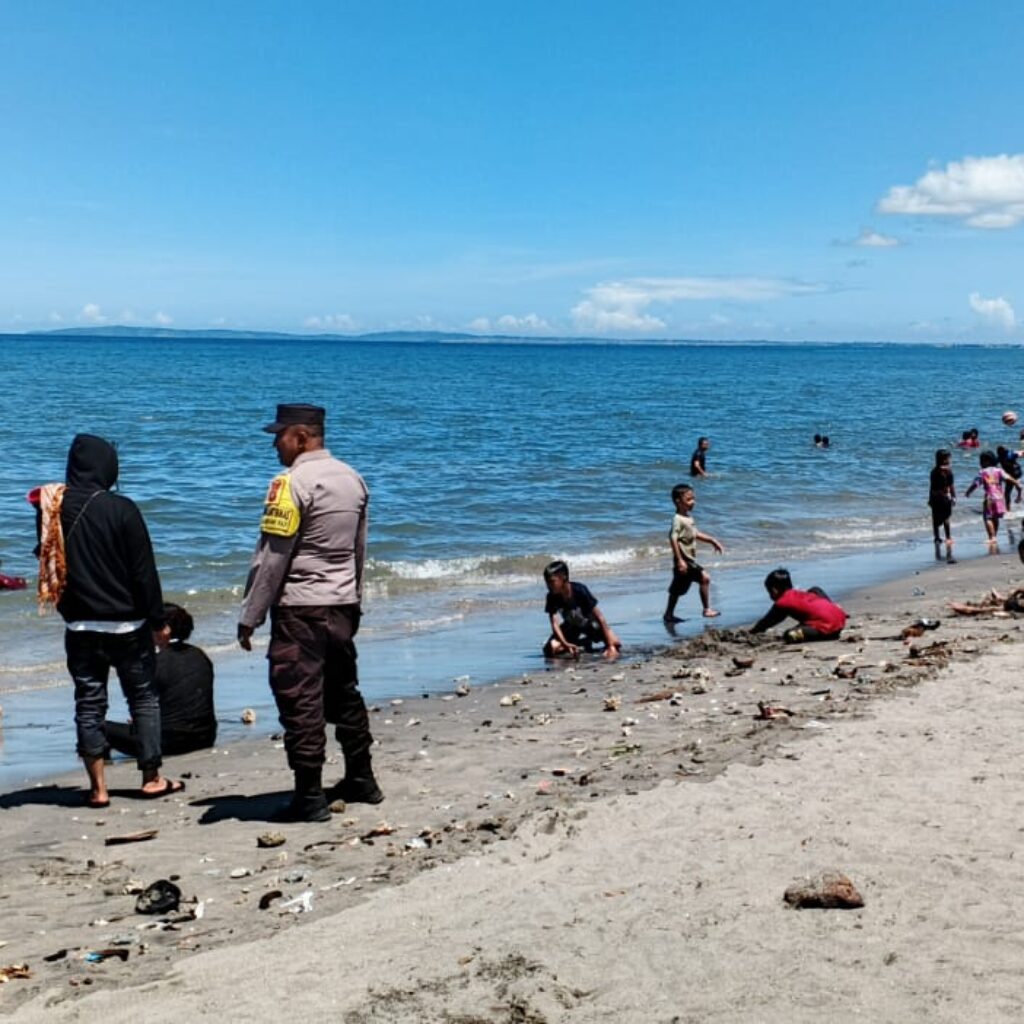 Bhabinkamtibmas Desa Labuhan Haji Monitoring dan Sambang Wisata Pantai, Imbau Pengunjung Jaga Keamanan dan Kebersihan