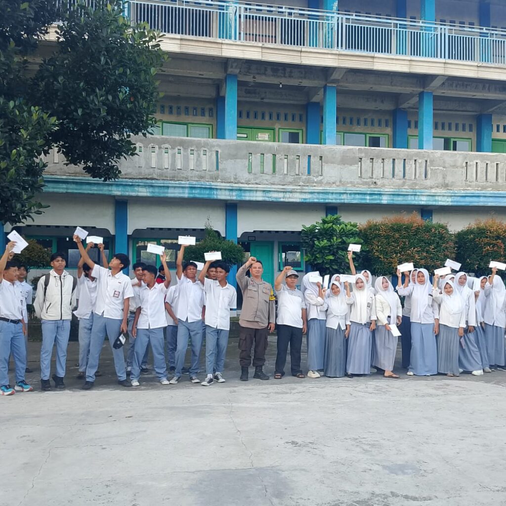 Bhabinkamtibmas Lenek Pesiraman Amankan Kelulusan Siswa SMK Majidi, Berikan Himbauan Kamtibmas