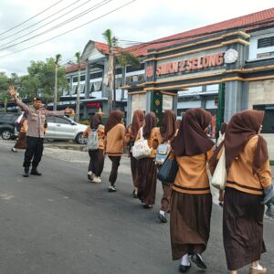 Personel Polsek Sukamulia Laksanakan Strong Point Pagi di Depan SMPN 1 Sukamulia