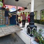 Bhabinkamtibmas Desa Bonjeruk Monitoring Kedatangan Bantuan Pangan Minyak Goreng