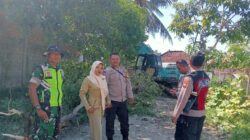 Personel Polsek Jerowaru Laksanakan Pengamanan dan Pengawalan Pelebaran serta Persiapan Pengaspalan Jalan Desa Sukadamai