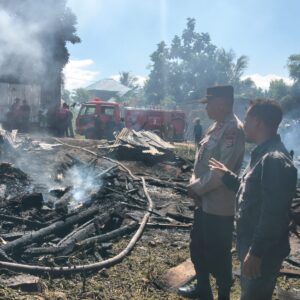 KEBAKARAN HANGUSKAN DUA RUMAH WARGA DI SERAKAPI, POLISI DAN WARGA BERSATU PADAMKAN API