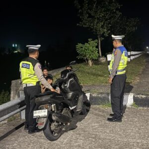 Antisipasi Balap Liar, Satlantas Polres Lobar Patroli Blue Light