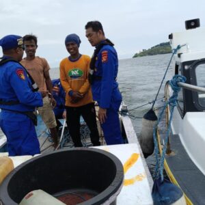 Cegah Potensi Kejahatan dan Imbau Nelayan Jaga Keselamatan, Satpolairud Polres Bima Kabupaten Optimalkan Patroli Rutin di Perairan Teluk Bima