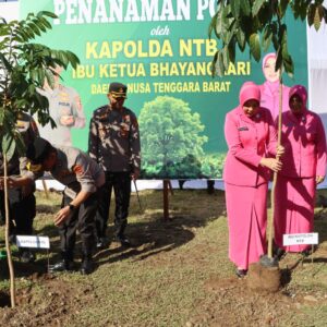 Kunker di Mako Polres Bima Kota, Kapolda NTB Tanam Pohon Wujud Jaga Kelestarian Alam