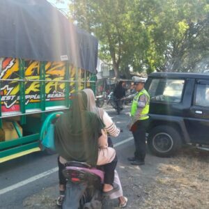 SATLANTAS POLRES DOMPU LAKSANAKAN PENGAMANAN DAN PENGATURAN ARUS LALU LINTAS PADA AKSI UNJUK RASA, SITUASI BERJALAN AMAN DAN KONDUSIF