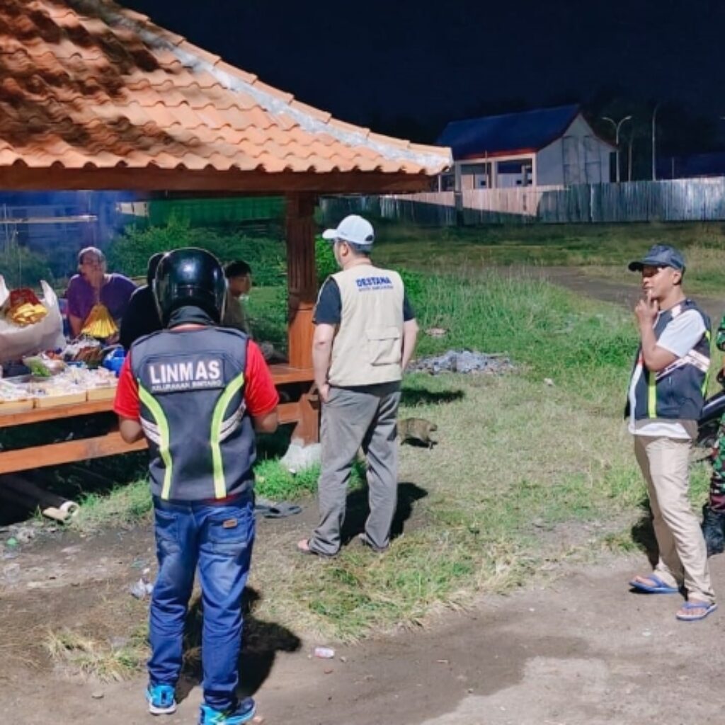 Malam Hari, Aparat Pantau Kondisi Pantai Bintaro