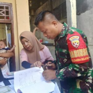 Babinsa Cakra Selatan Dampingi Posyandu, Jaga Generasi Sehat