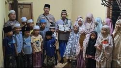 Sambut Hari Bhayangkara ke-80, Polsek Buer Salurkan Bantuan Al-Qur’an ke Rumah Mengaji