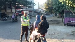Strong Point Pagi, Unit Lantas Polsek Rasanae Barat Bantu Pelajar Menyeberang dan Edukasi Keselamatan Berlalu Lintas