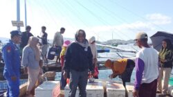 Personel Sat Polairud Polres Bima Kota Gelar Patroli Dialogis Polmas Perairan di Pelabuhan Laut Sape
