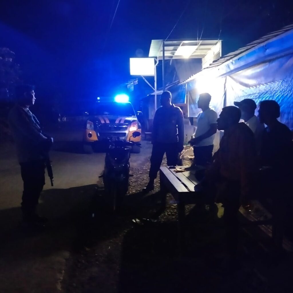 Jaga Kamtibmas Tetap Kondusif, Polsek Ambalawi Gelar Patroli Blue Light