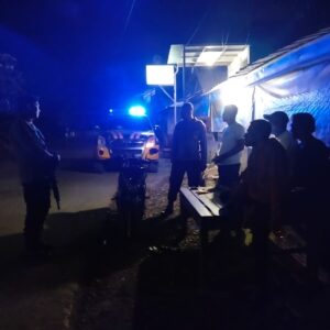 Jaga Kamtibmas Tetap Kondusif, Polsek Ambalawi Gelar Patroli Blue Light