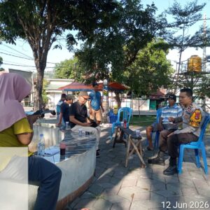 Sambang Warga, Bhabinkamtibmas Ajak Masyarakat Jaga Kamtibmas dan Manfaatkan Layanan 110