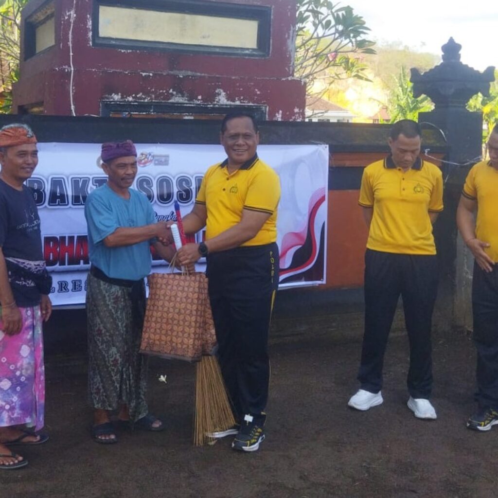 Sambut Hari Bhayangkara ke-80, Polres Lombok Barat Gelar Aksi Bhakti Sosial di Pura Segare Lingsar