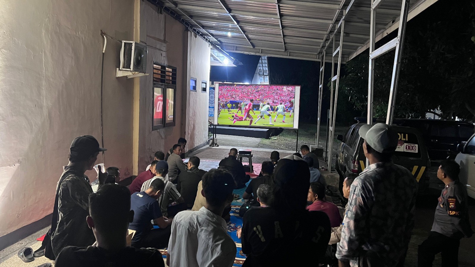 Polsek Kediri Respons Antusiasme Warga Lewat Nobar World Cup 2026