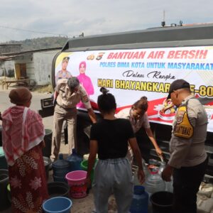 Polres Bima Kota Hadir untuk Masyarakat, Distribusikan Bantuan Air Bersih