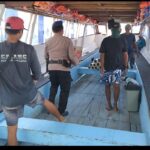 Polisi Penolong Sat Polairud Polres Lombok Utara Bantu Angkut Barang di Pelabuhan Bangsal