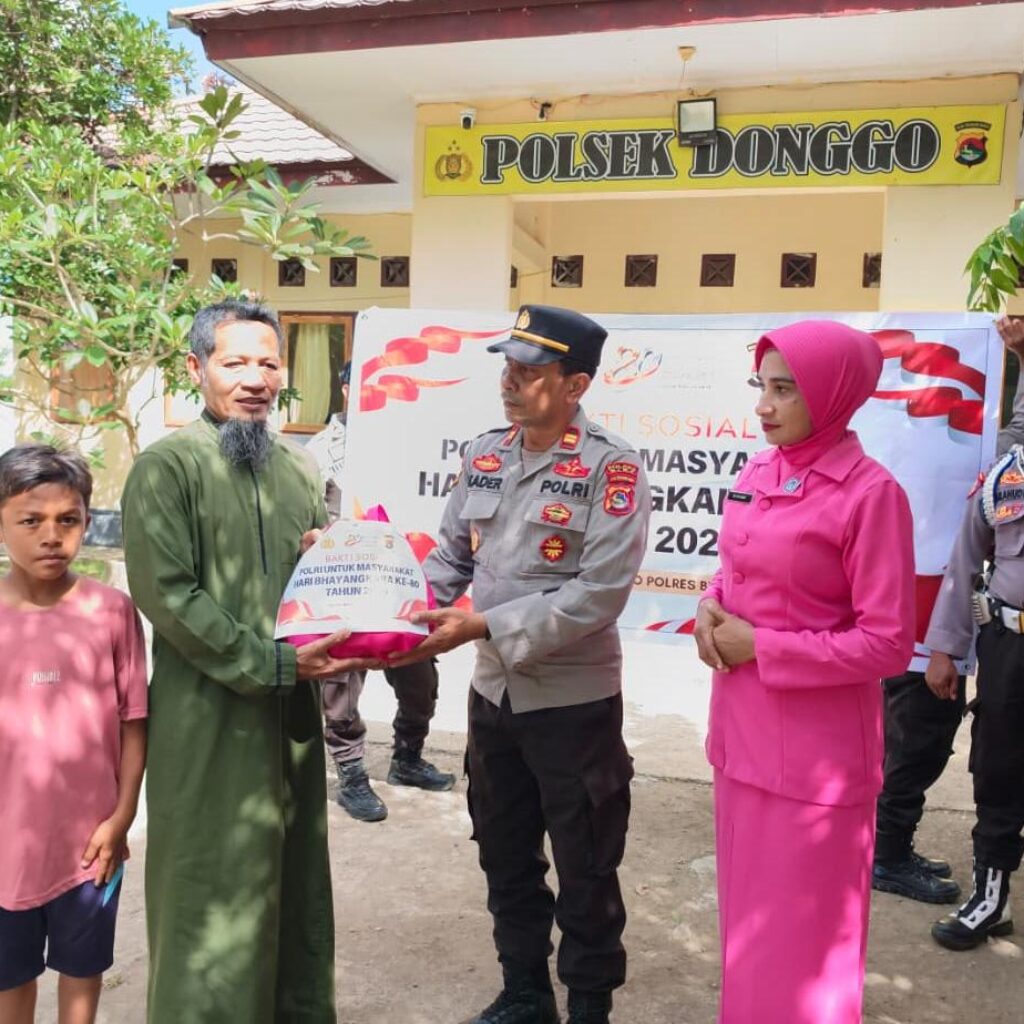 Bhakti Sosial, Menyabut Hari Bhayangkara ke-80, Polsek Donggo dan Bhayangkari Salurkan Bantuan Sembako Bagi Lansia