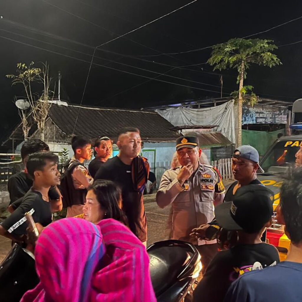 PATROLI MALAM POLRES DOMPU TINGKATKAN KEWASPADAAN, CEGAH AKSI KRIMINALITAS DAN BERIKAN HIMBAUAN KAMTIBMAS KEPADA MASYARAKAT