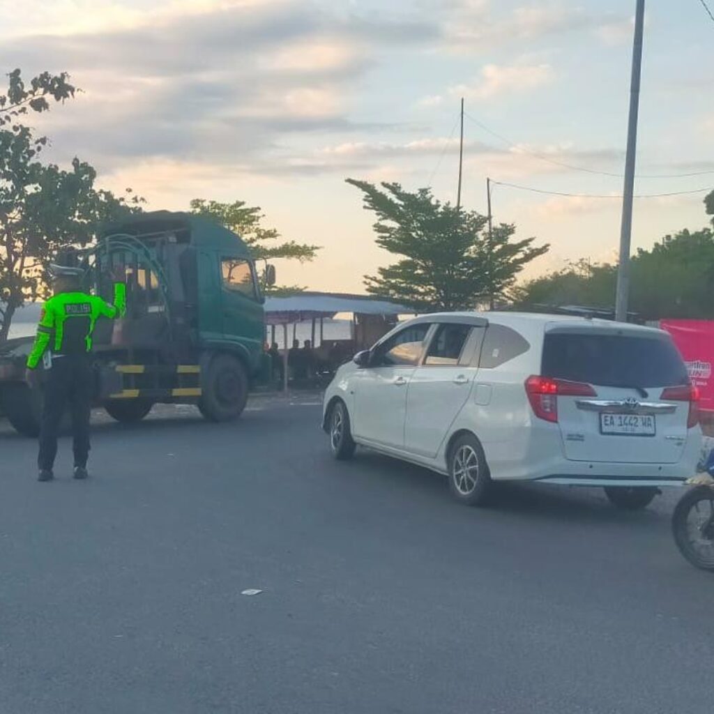 “Rawan Sore” Satlantas Polres Bima Kabupaten Laksanakan Penjagaan dan Gatur Lalin di Titik Rawan