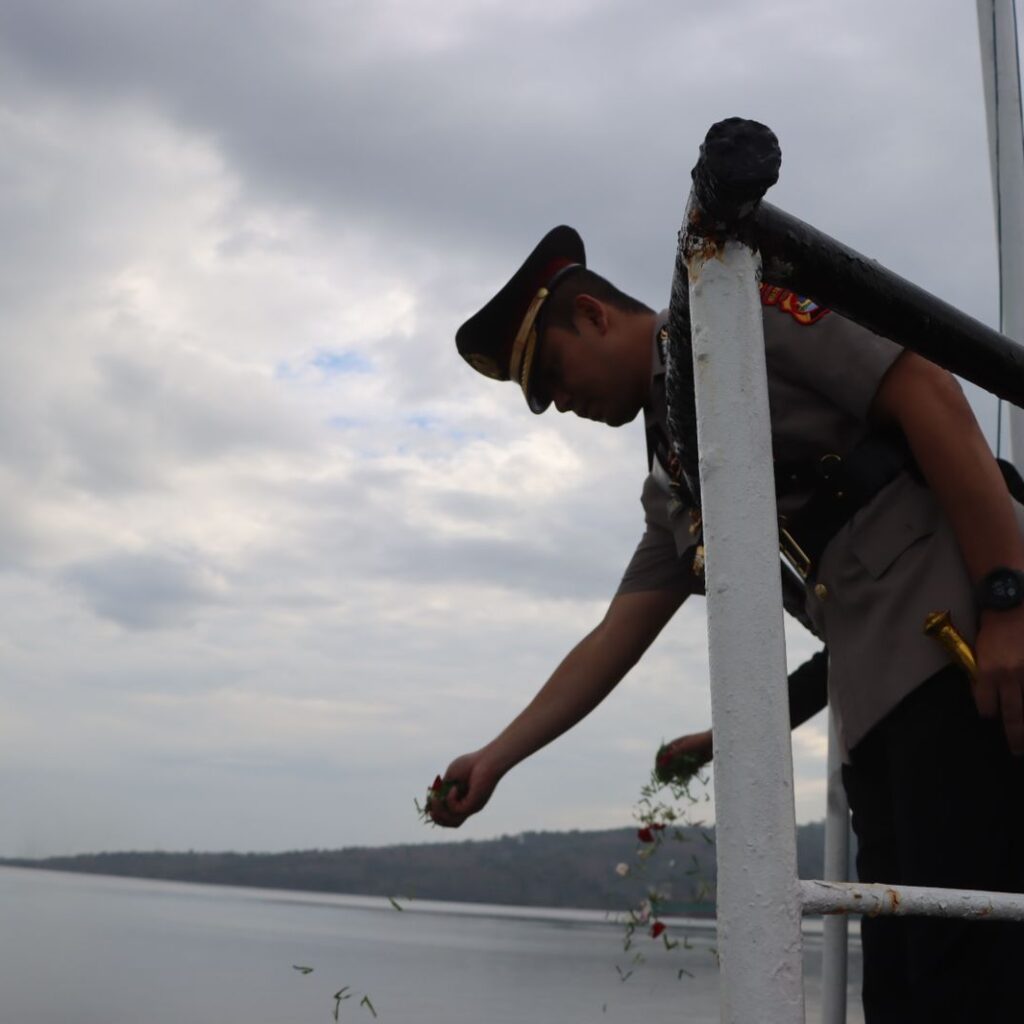 Hari Bhayangkara ke-80, Polres Bima Kota Gelar Upacara dan Tabur Bunga di Perairan Pelabuhan Bima