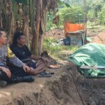 Bhabinkamtibmas Polres Bima Kota Sambangi Pengerajin Bata, Sampaikan Imbauan Kamtibmas dan Sosialisasi Call Center 110