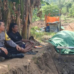 Bhabinkamtibmas Polres Bima Kota Sambangi Pengerajin Bata, Sampaikan Imbauan Kamtibmas dan Sosialisasi Call Center 110