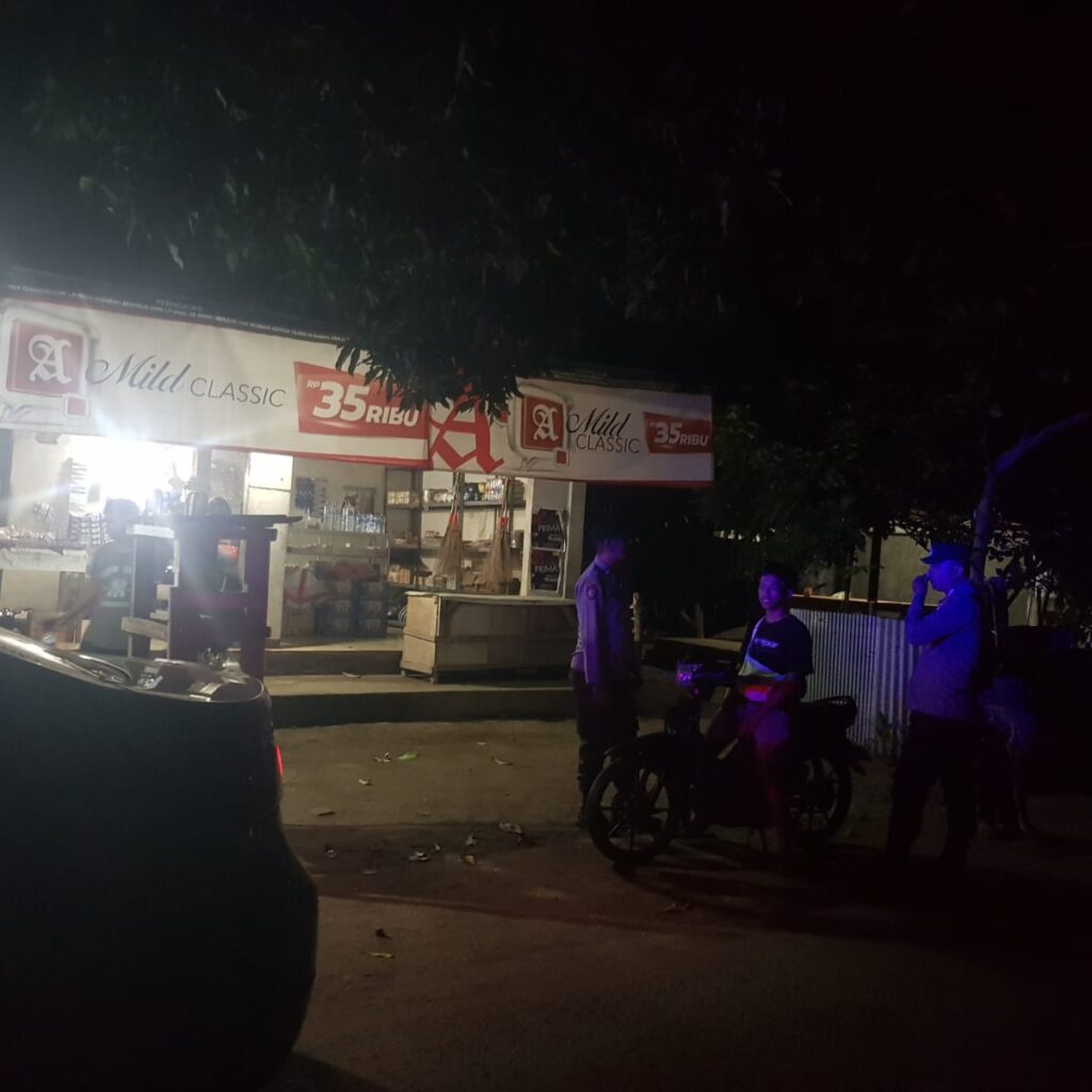 21.00 Wita, Lampu Biru Polsek Bayan Keliling 3 Titik Vital: Blue Light Jaga Anyar Aman