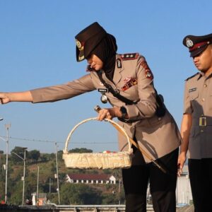 Kapolres Sumbawa Pimpin Upacara Tabur Bunga di Pelabuhan Badas dalam Rangka Hari Bhayangkara Ke-80